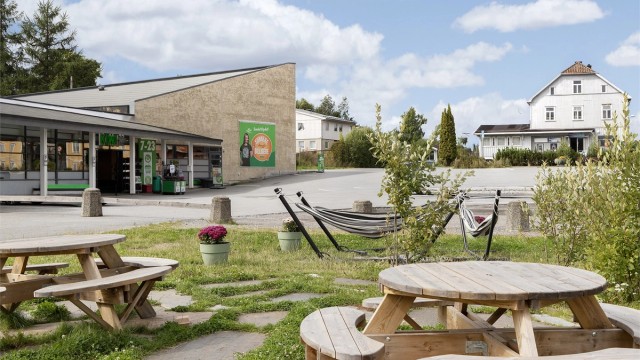 Uteområde ved det lokale senteret på Tomter.