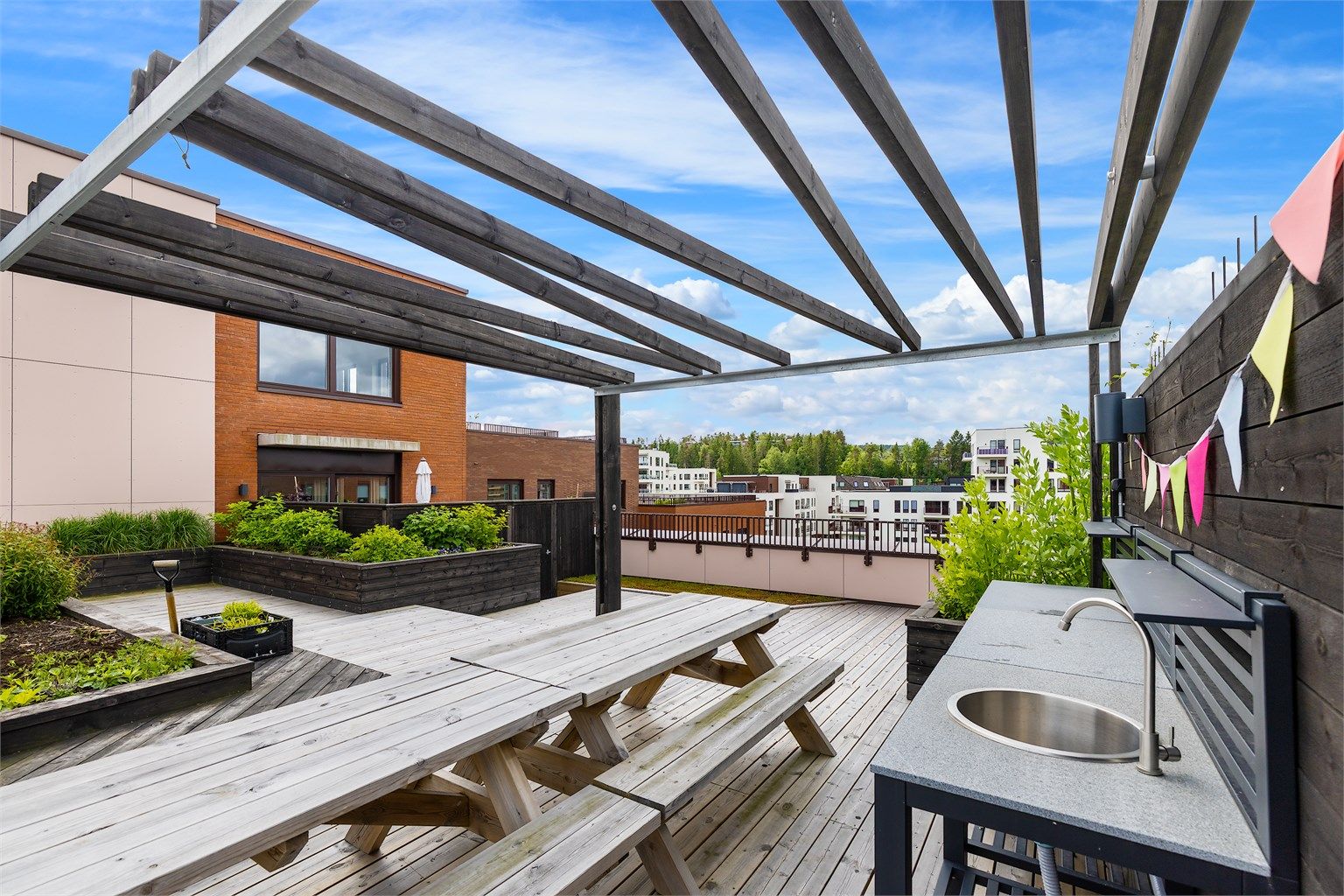 Takterrassen en utstyrt med et utekjøkken som kommer godt med dersom man inviterer til sammenkomster.