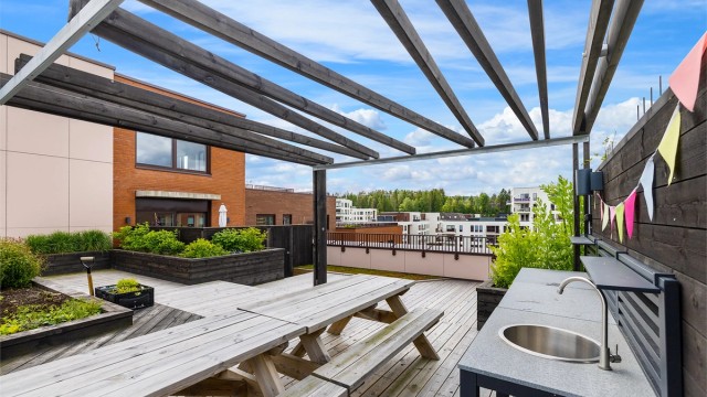 Takterrassen en utstyrt med et utekjøkken som kommer godt med dersom man inviterer til sammenkomster.