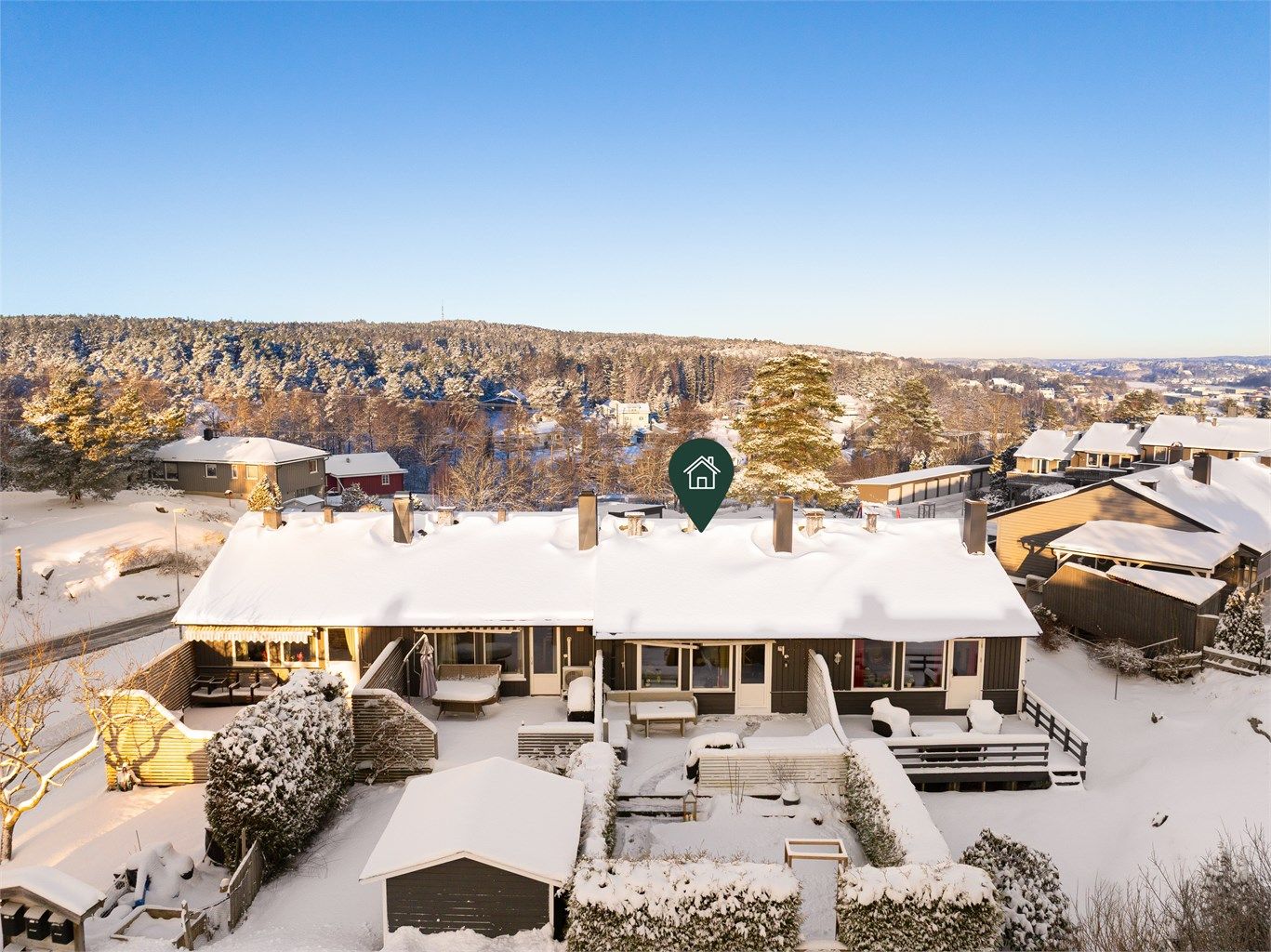 Boligen ligger høyt og tilbaketrukket i rolige omgivelser på Rød - i gangavstand fra barneskolen.
Fotograf; Kristoffer Kristiansen.