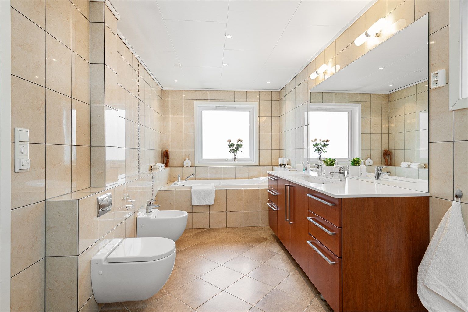 Badet i 1. etasje ble utvidet og bygd opp igjen i 2007 og har flislagte gulv og vegger og himlingsplater i tak med innfelt spottbelysning.   