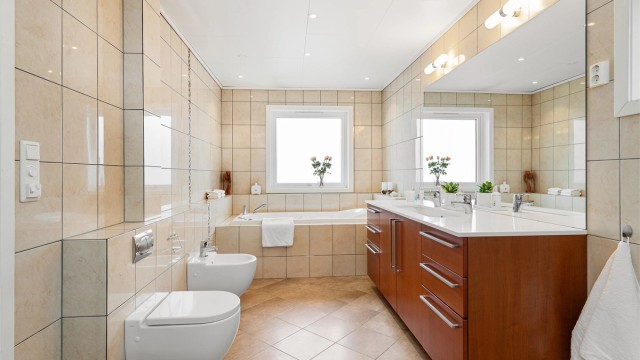 Badet i 1. etasje ble utvidet og bygd opp igjen i 2007 og har flislagte gulv og vegger og himlingsplater i tak med innfelt spottbelysning.