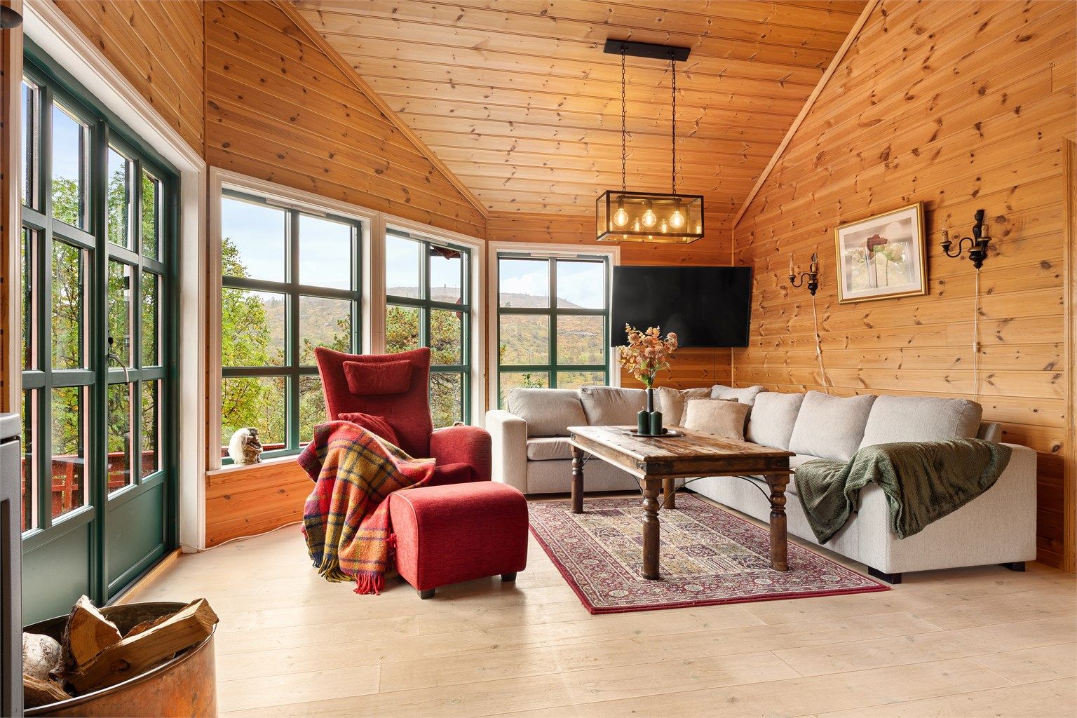   Hytten fremstår som innbydende og luftig med god takhøyde og godt med lysinnslipp.