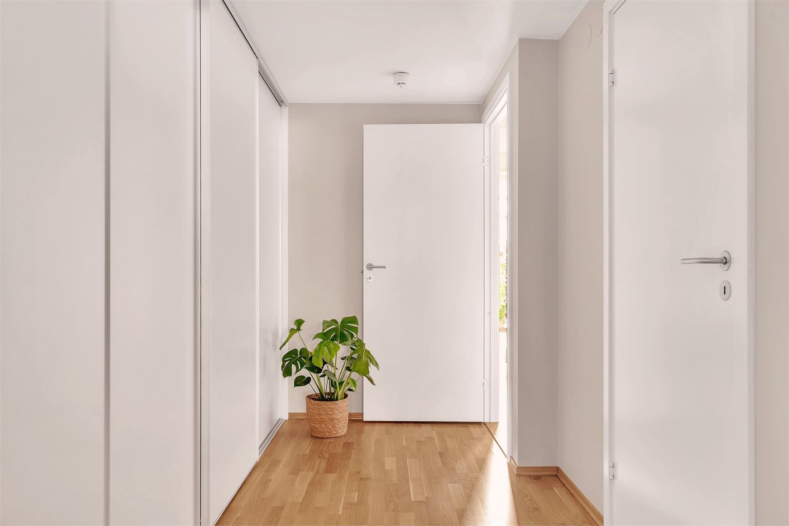  Videre er mellomgangen mellom stue og soverom godt utnyttet med stor skyvedørsgarderobe. Velkommen inn!