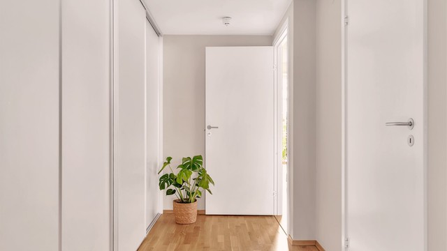 Videre er mellomgangen mellom stue og soverom godt utnyttet med stor skyvedørsgarderobe. Velkommen inn!