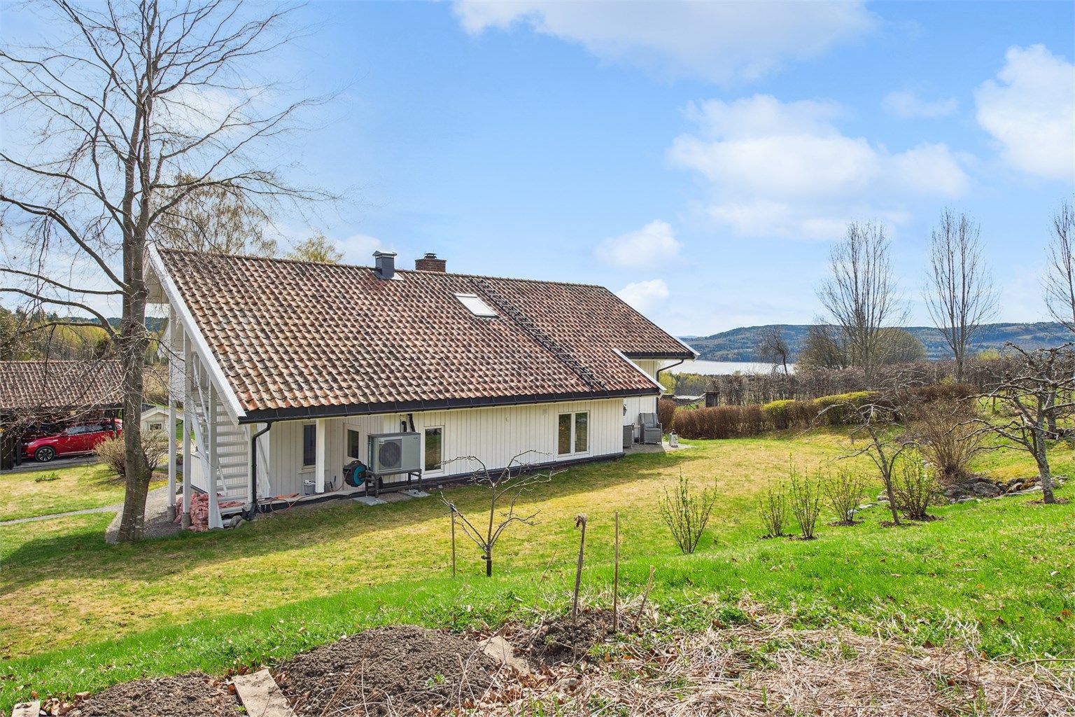 Luft-til-vann varmepumpen ble installert i 2024 og bidrar godt til lavere kostnader for oppvarming.