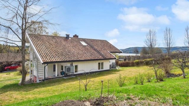 Luft-til-vann varmepumpen ble installert i 2024 og bidrar godt til lavere kostnader for oppvarming.