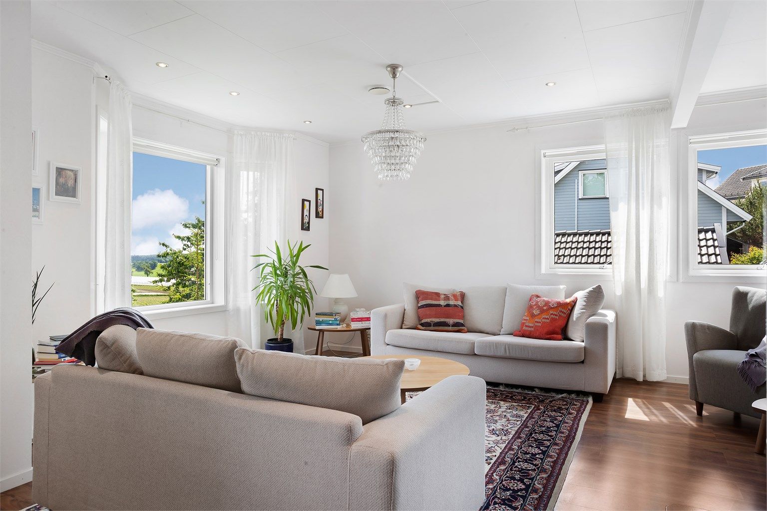 Stuen har plass til flere sittegrupper og er utstyrt med downlights.