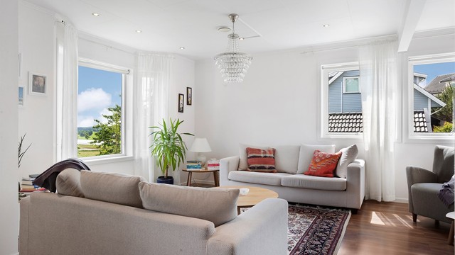 Stuen har plass til flere sittegrupper og er utstyrt med downlights.