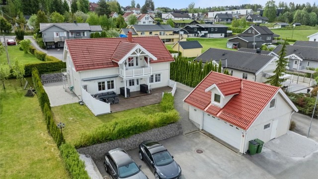 Velkommen til Viktor Holens veg! Dobbel garasje og gode parkeringsmuligheter på tomten
