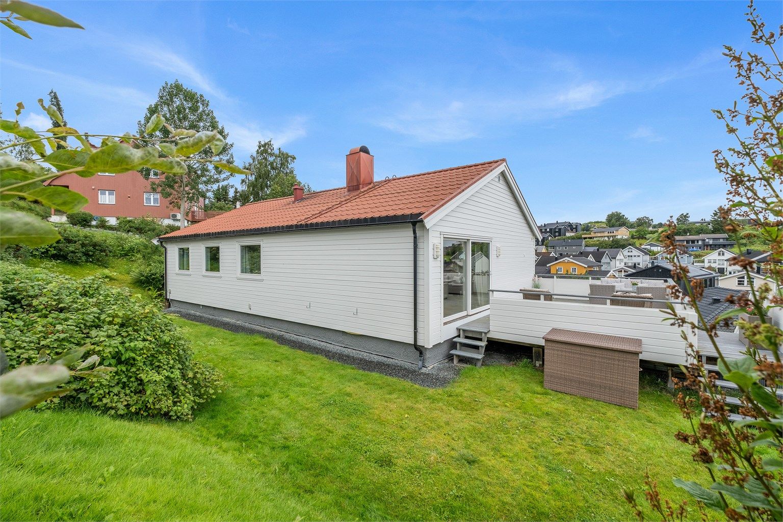 Boligen ligger fint og tilbaketrukket til i en rolig gate med lite gjennomgangstrafikk, på en stor og opparbeidet eiertomt på 1.008,7 kvm.
