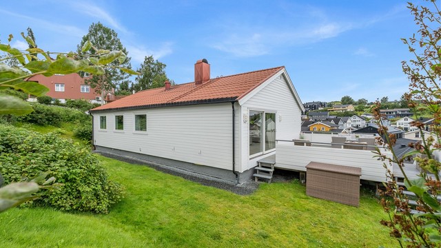 Boligen ligger fint og tilbaketrukket til i en rolig gate med lite gjennomgangstrafikk, på en stor og opparbeidet eiertomt på 1.008,7 kvm.