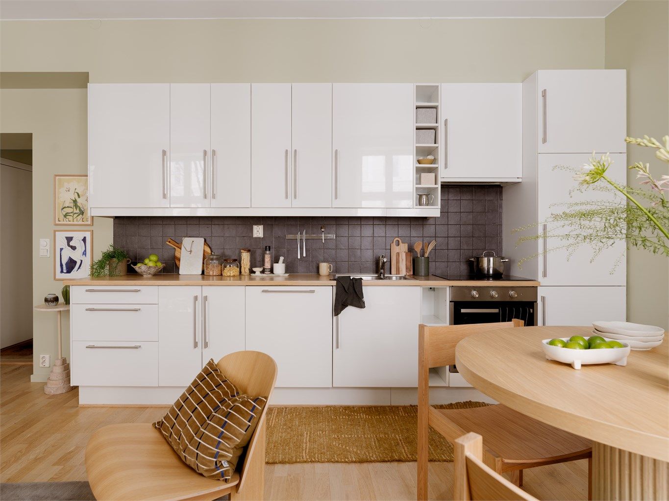 Kjøkkenet har integrerte hvitevarer som komfyr, platetopp, kjøl/frys, ventilator og oppvaskmaskin som alle følger med ved salg.