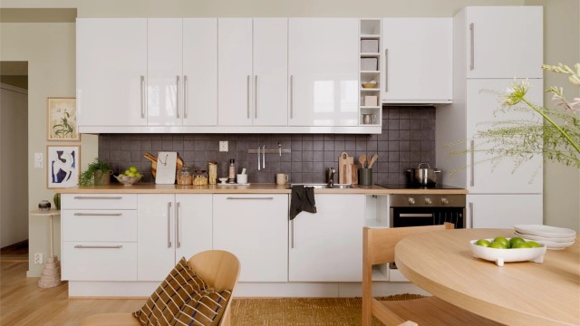 Kjøkkenet har integrerte hvitevarer som komfyr, platetopp, kjøl/frys, ventilator og oppvaskmaskin som alle følger med ved salg.