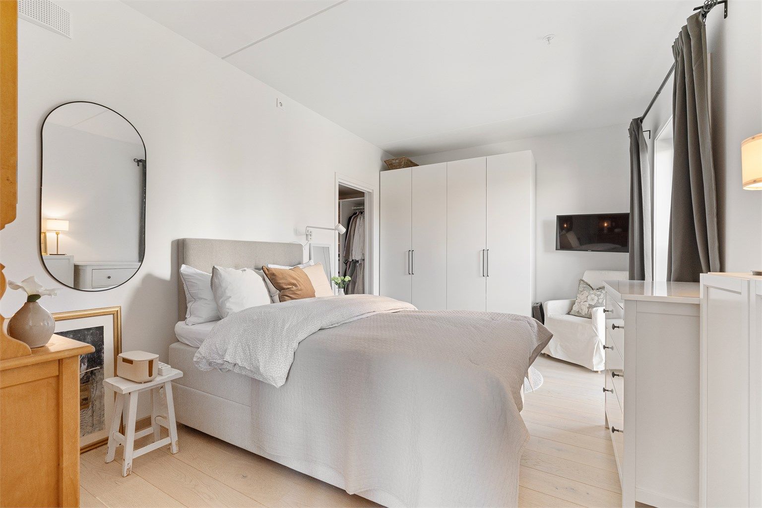 Soverommet har garderobeskap og direkte adkomst til walk-in-garderoben. Leiligheten disponerer også en ekstern bod på 5 m².