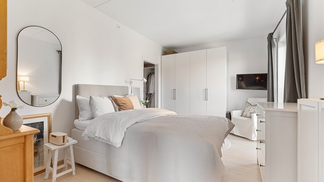 Soverommet har garderobeskap og direkte adkomst til walk-in-garderoben. Leiligheten disponerer også en ekstern bod på 5 m².