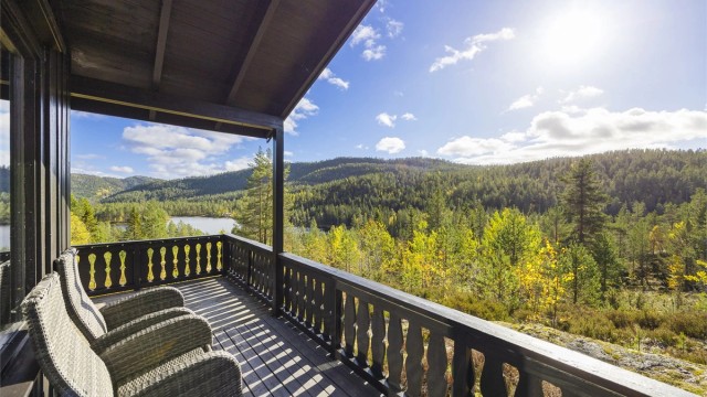 Den overbygde delen av terrassen gir en lun sitteplass med vidstrakt utsikt over landskapet.