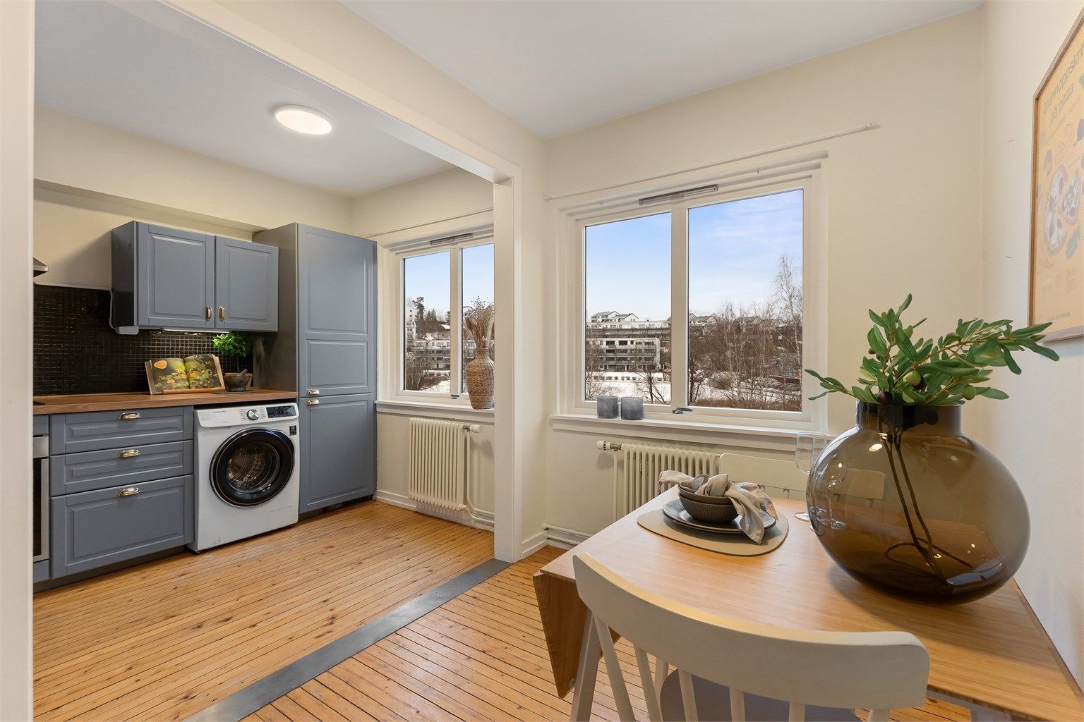 Fra kjøkkenvinduene har man en hyggelig utsikt over nærområdet.