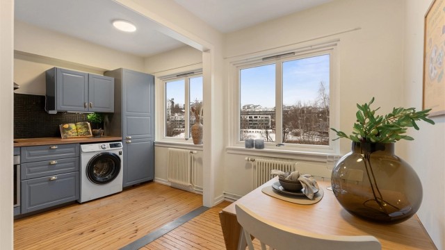 Fra kjøkkenvinduene har man en hyggelig utsikt over nærområdet.