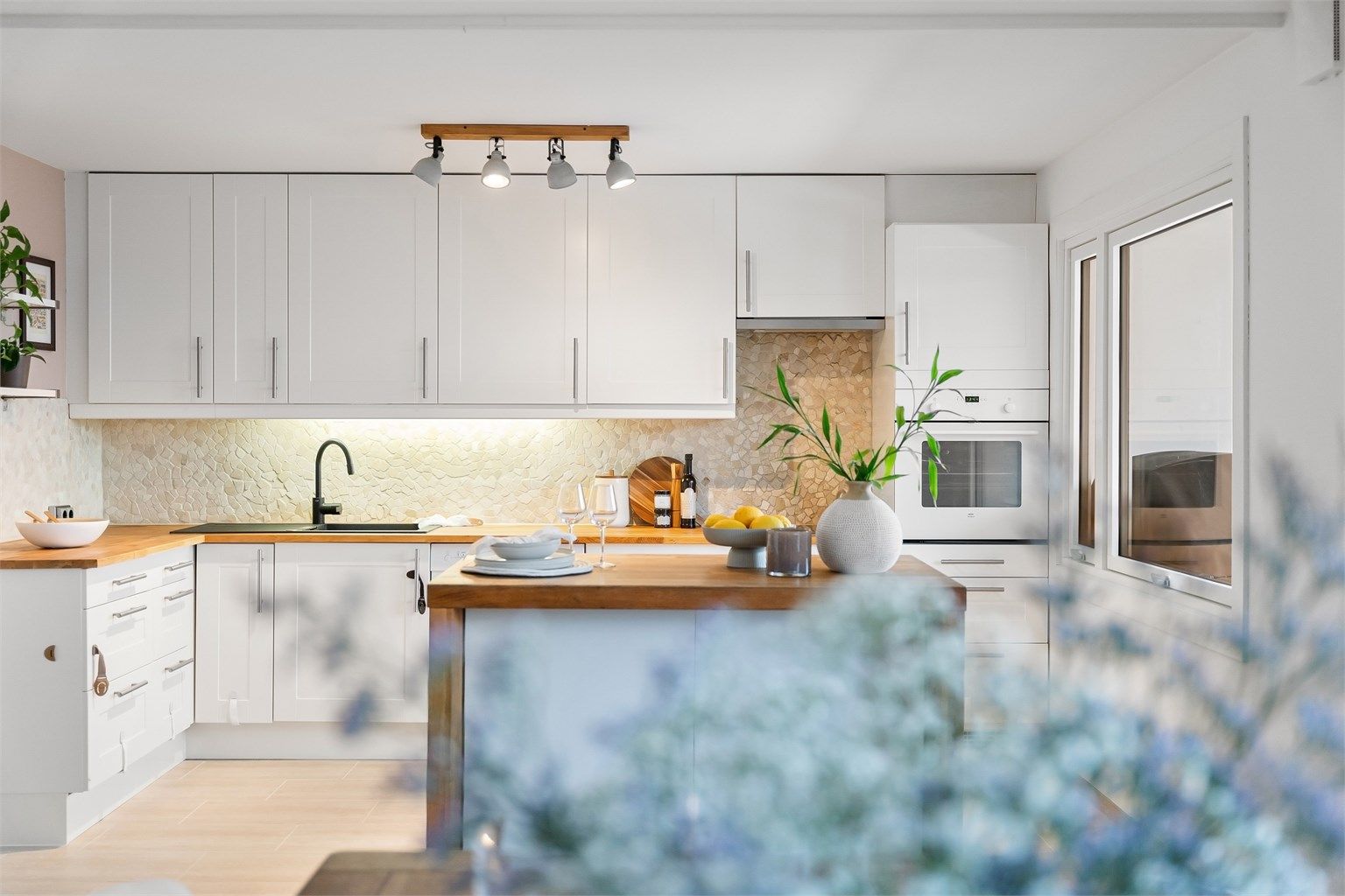 Kjøkkenet er et naturlig samlingspunkt med god arbeidsflate og en sosial kjøkkenøy. Foto: Zovenifra.no