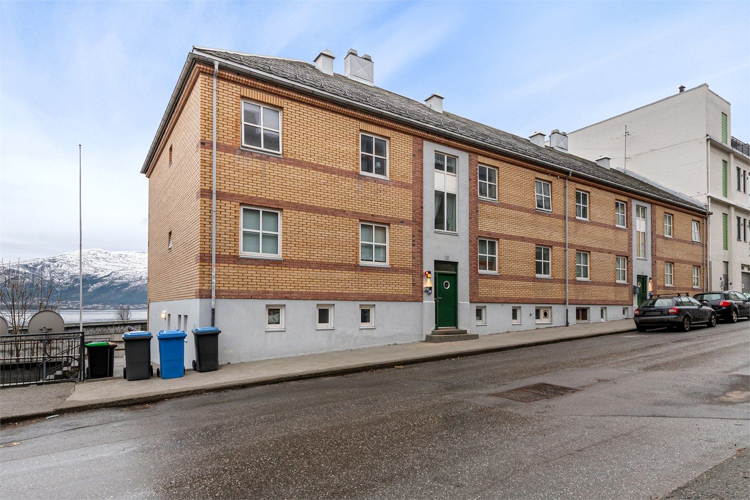 Fasade og inngangsparti mot Ystenesgata  mot nord - leiligheten har adkomst fra syd via fellesterrassen