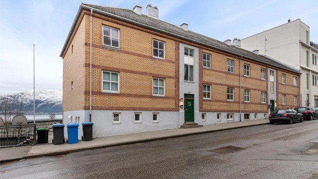 Fasade og inngangsparti mot Ystenesgata mot nord - leiligheten har adkomst fra syd via fellesterrassen