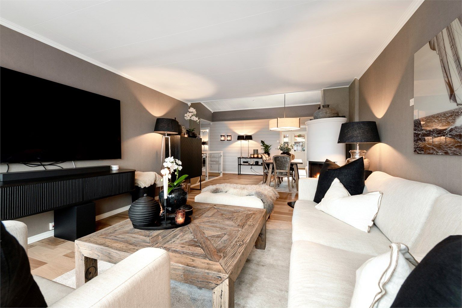 Stuen har god plass til stor sofagruppe, perfekt for avslapning og sosiale stunder 