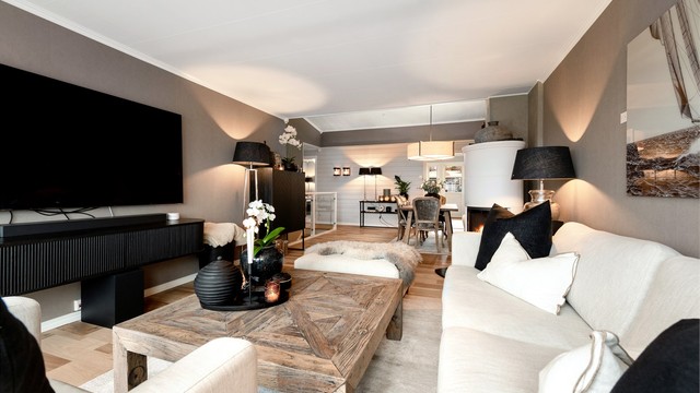 Stuen har god plass til stor sofagruppe, perfekt for avslapning og sosiale stunder