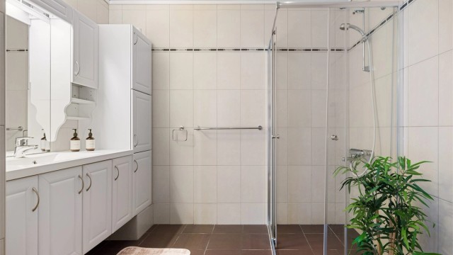 Badet er oppgradert rundt 2010 og har flislagte overflater, gulvvarme og servantskap med overskap og speil med lys.