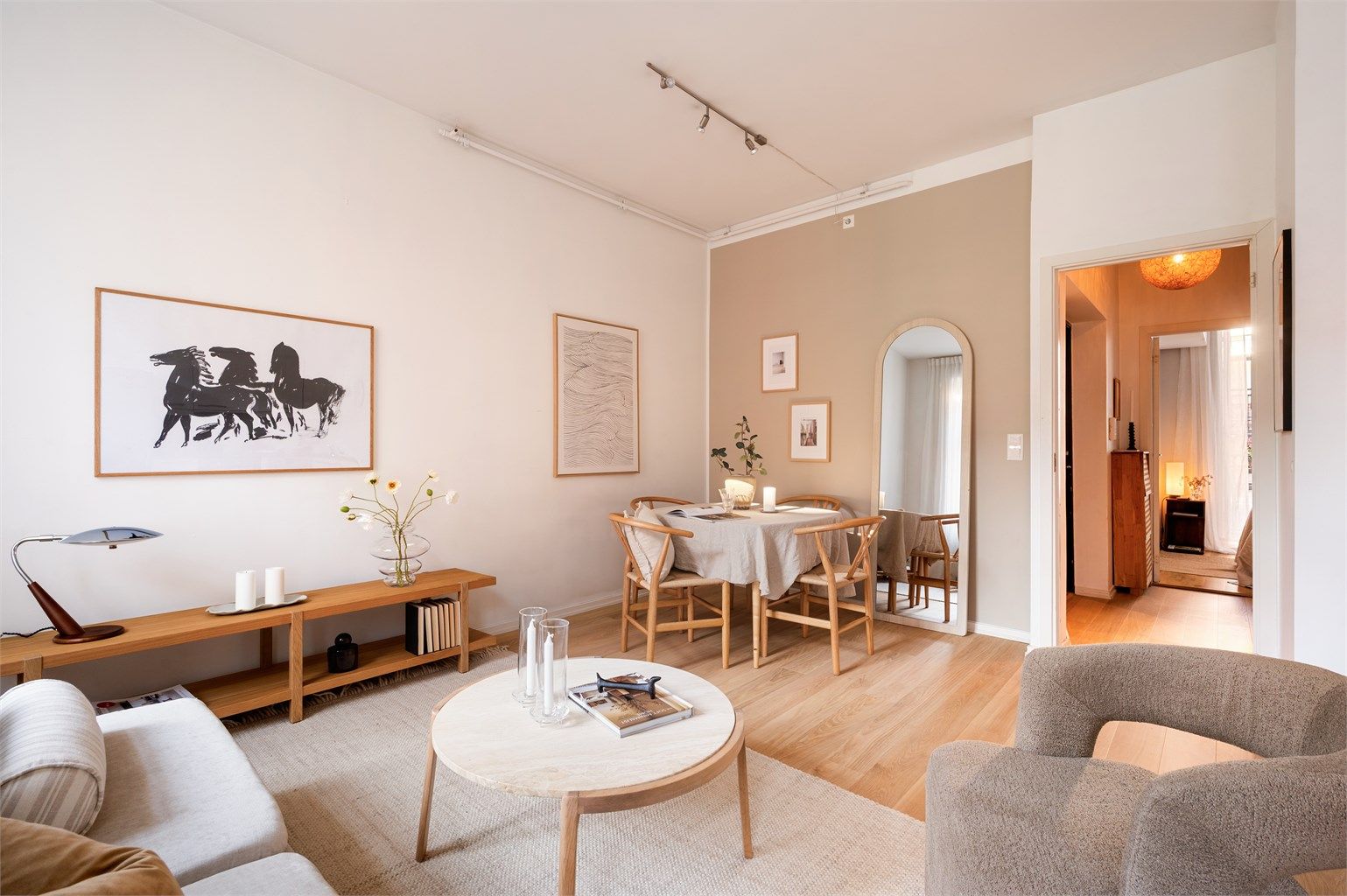 Sjarmerende og gjennomgående eierleilighet i klassisk bygård fra 1880, med overbygget balkong, store vindusflater og en generøs takhøyde på opptil 2,91 meter som skaper en luftig atmosfære.
Foto: Cool Pics AS v/ Peter Futo