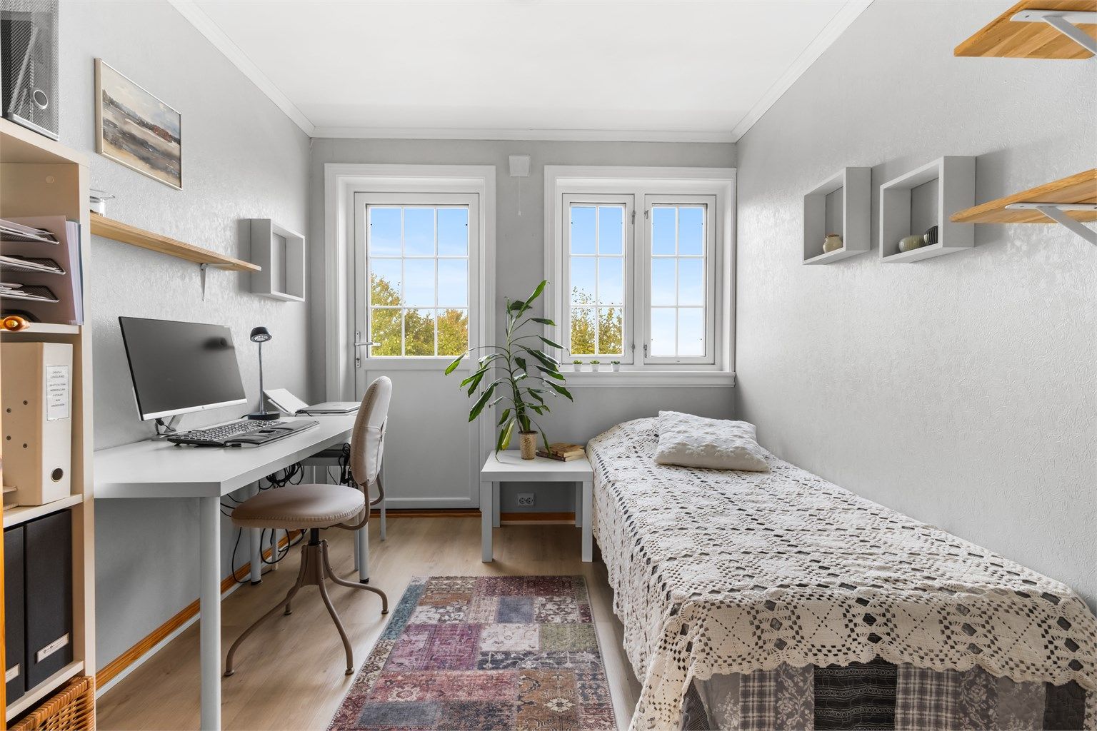 Soverom i loftsetasjen med plass til seng og skrivebord.