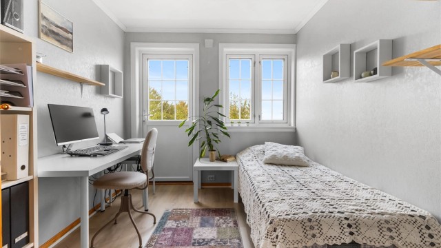 Soverom i loftsetasjen med plass til seng og skrivebord.