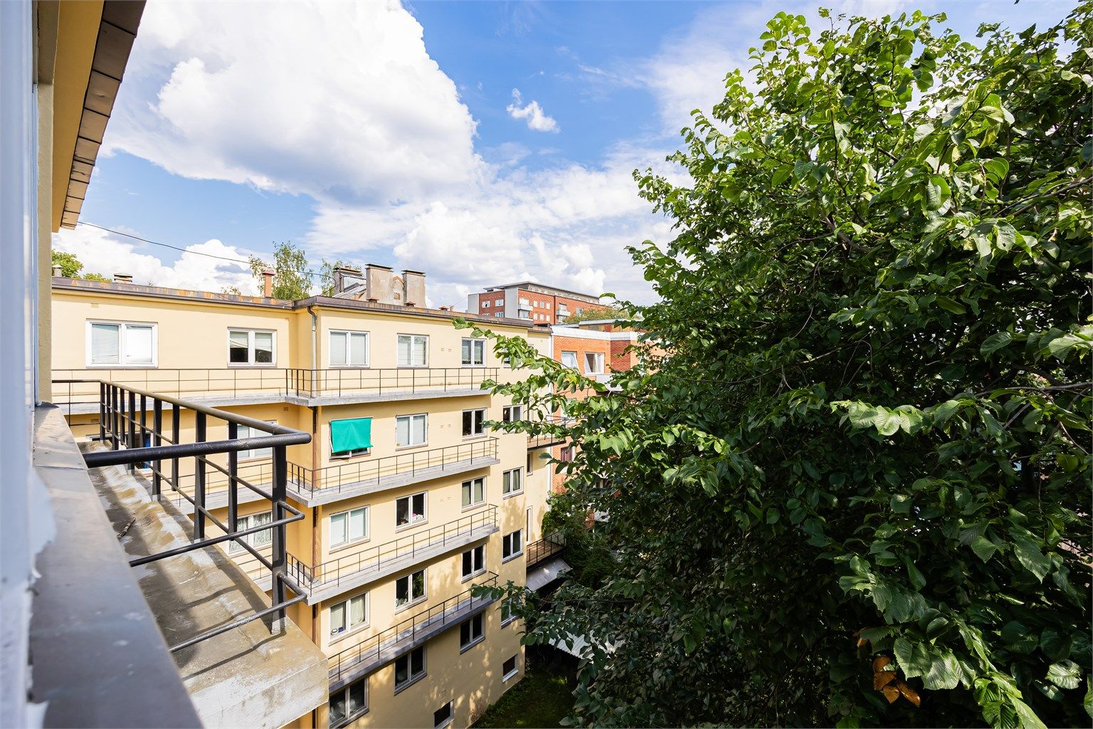 Leiligheten ligger i byggets 6.etasje og har trivelig utsikt. 