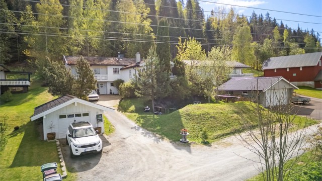 Boligen ligger i landlig og etablert område med spredt bebyggelse. Foto: Ole Thorgeir Solheim Thoresen