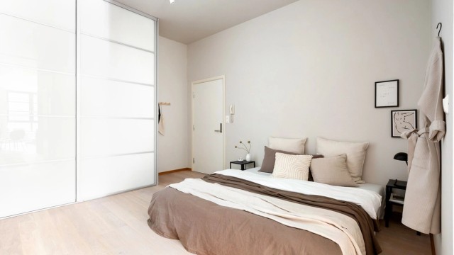 Leilighetens planløsning legger til rette for en praktisk sovesone ved entréen.