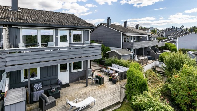 Boligen har svært god intern beliggenhet i Åvangen Borettslag, med både hage og omfangsrike utearealer.