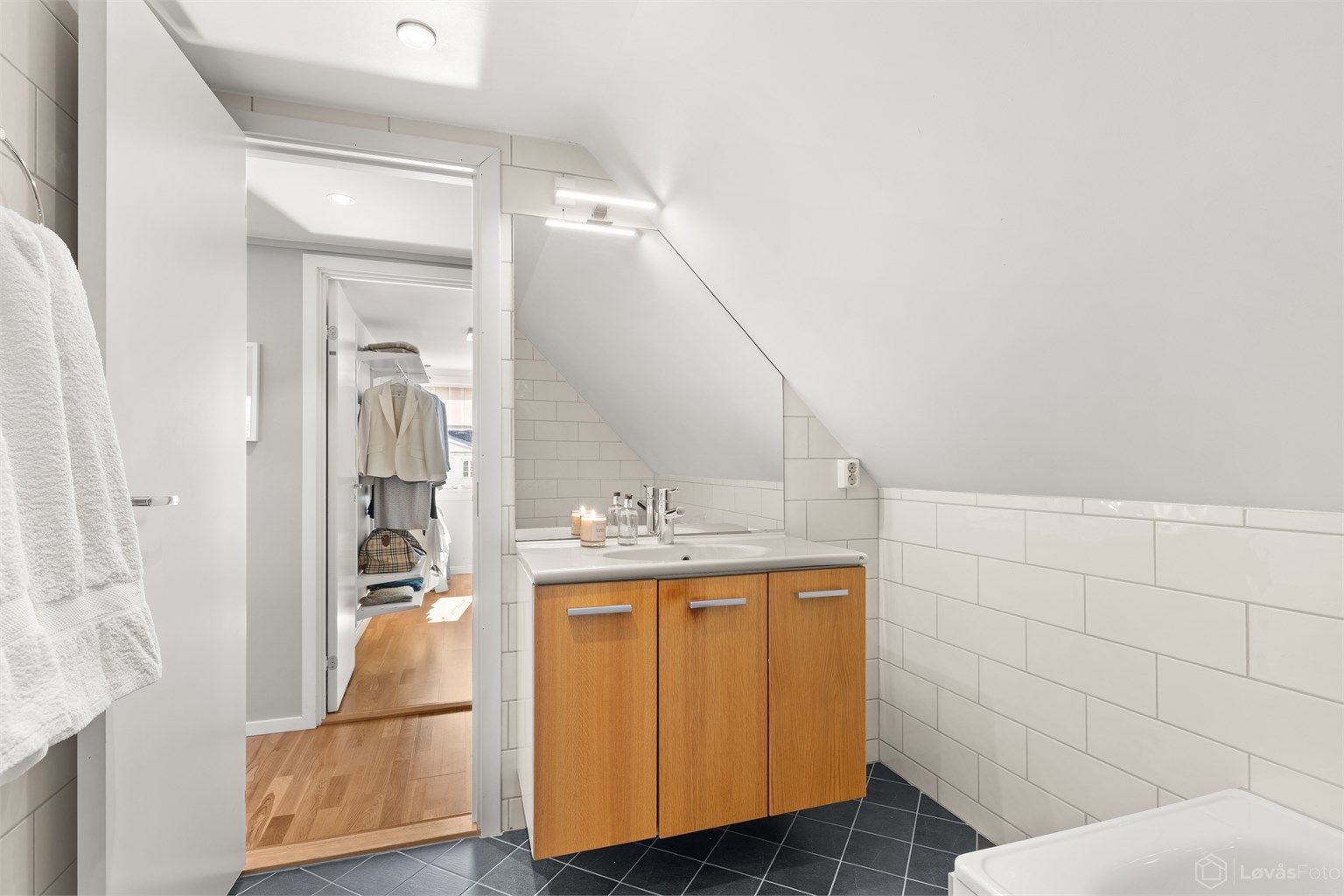 Flislagt bad med varmekabler og downlights i himling, sist pusset opp i 2006