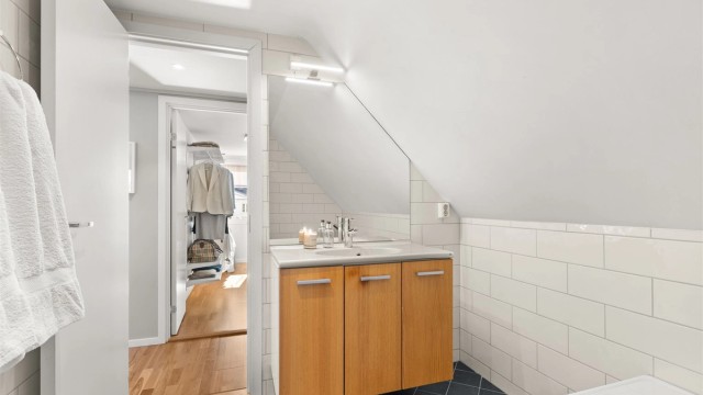 Flislagt bad med varmekabler og downlights i himling, sist pusset opp i 2006