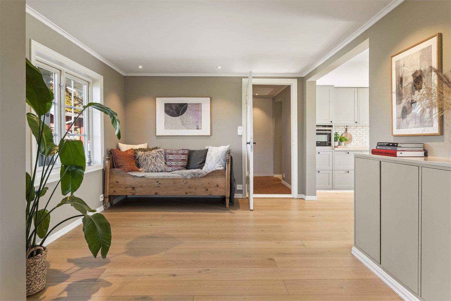 Boligen er vesentlig modernisert og fremstår med gjennomgående gode kvaliteter.