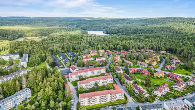 Dronebilde av blokka og nærområdet med kunsterboligene og vakre Østmarka og Nøklevann.