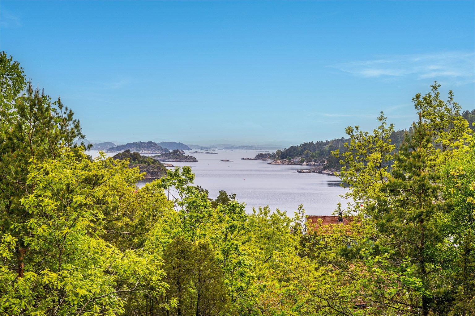 Fra hytta på kollen har man upåklagelig utsikt mot holmer og skjær.