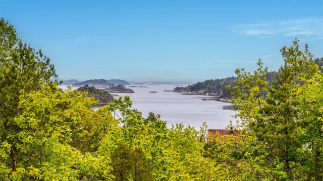Fra hytta på kollen har man upåklagelig utsikt mot holmer og skjær.