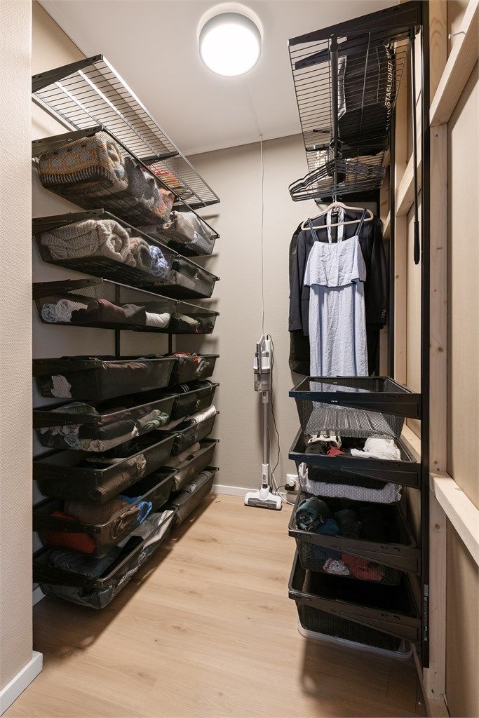 Walk-in-closet med fleksibelt hyllesystem for optimal oppbevaring.