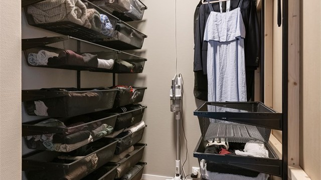 Walk-in-closet med fleksibelt hyllesystem for optimal oppbevaring.