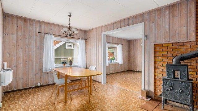 Opprinnelig del: Stuen i 1. etasje har både vedovn og varmepumpe.