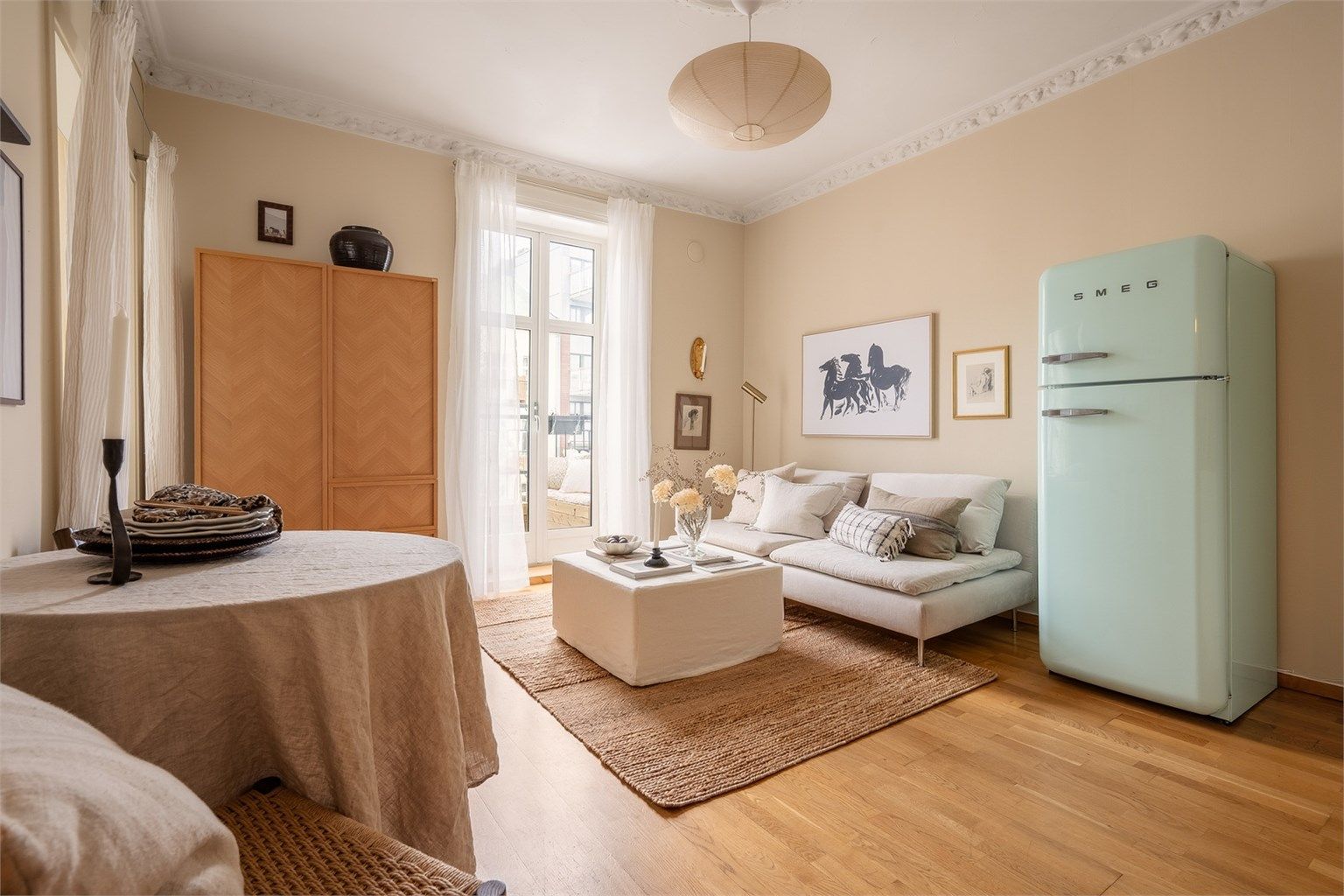 Stuen er av god størrelse med plass til å møblere i soner.