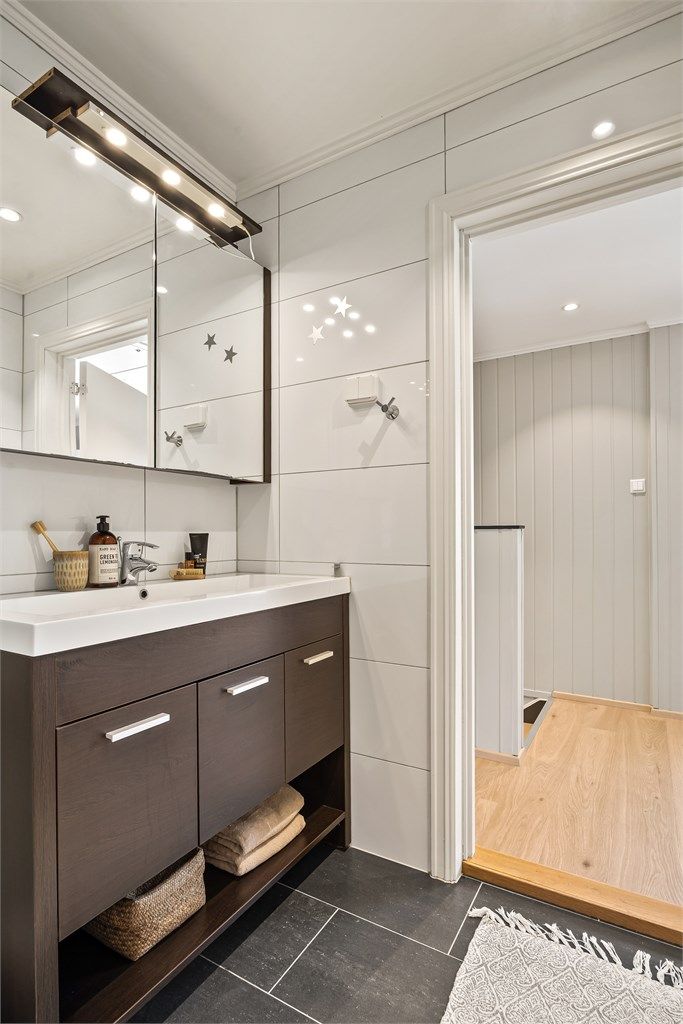 Badet har dusjkabinett og opplegg for vaskemaskin.