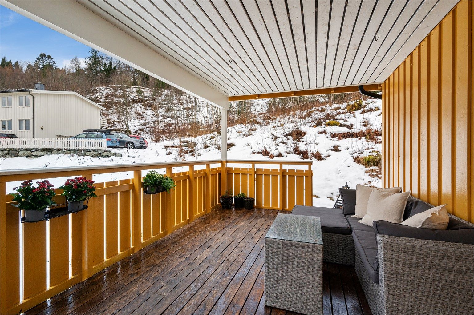 Leiligheten ligger sentralt og rolig til uten gjennomgangstrafikk, og har skjermet felles hagedel som grenser til bymarka og et hav av turstier.