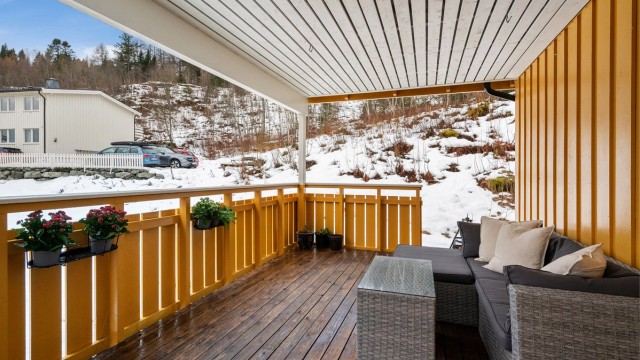 Leiligheten ligger sentralt og rolig til uten gjennomgangstrafikk, og har skjermet felles hagedel som grenser til bymarka og et hav av turstier.
