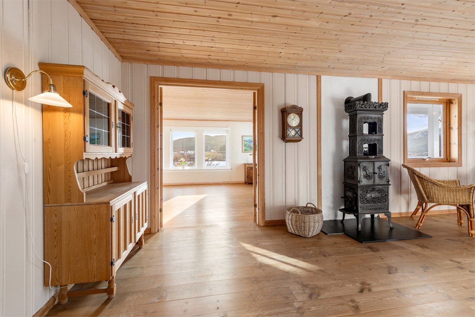 Fra dagligstue/forstue/spisestue mot hovedstue